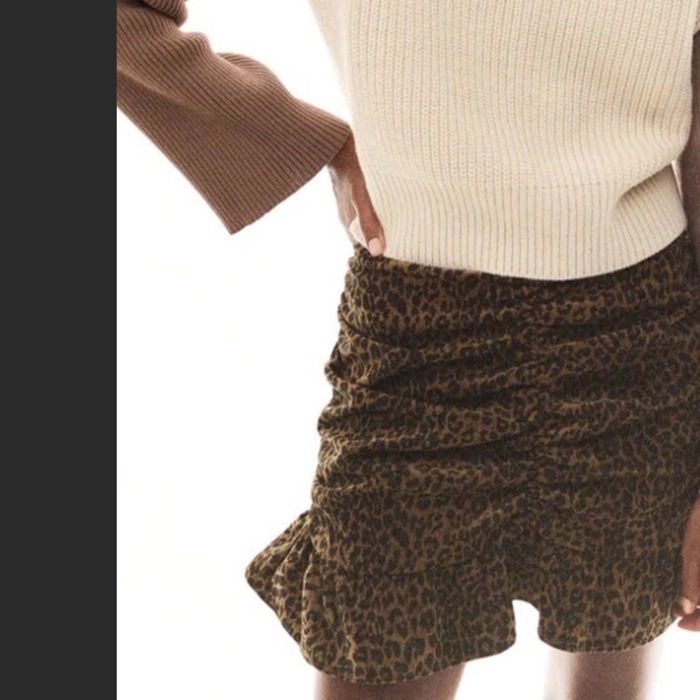 ZARA Women’s High-Waisted Animal Print Corduroy Ruched Mini Skirt. Size L